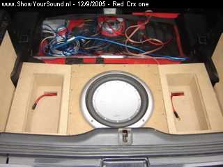 showyoursound.nl - Strakke installatie - Red Crx one - SyS_2005_9_12_19_32_49.jpg - 2e dag zijkanten dichtgemaakt en bakken gemaakt voor de condensatoren en versterkers.